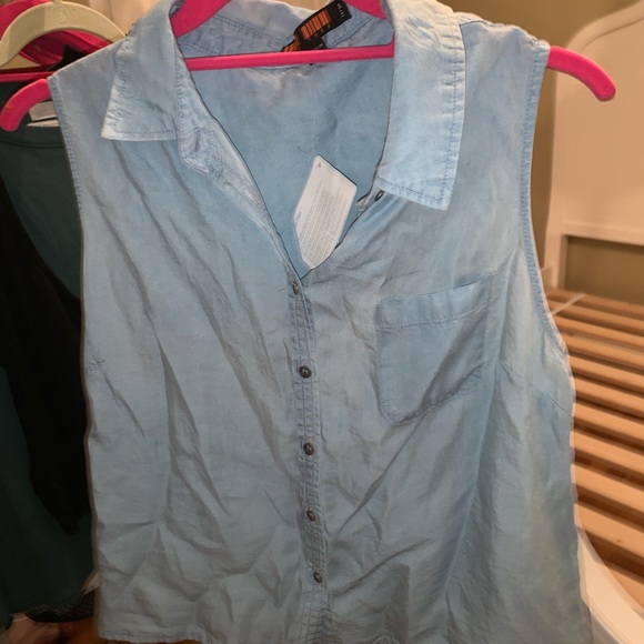 Cute top NEVER WORN WITH TAGS - Picture 2 of 4